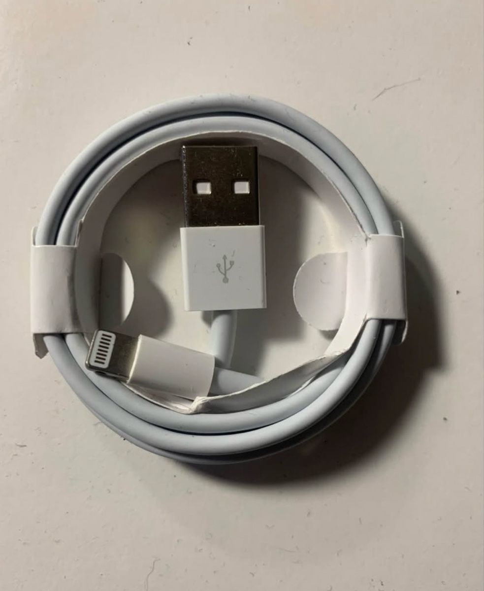 Apple Câbles: Câble APPLE, original, 1m, Neuf. – Neuf avec emballage d'origine à Biel/Bienne par Djemel-Boughrassa