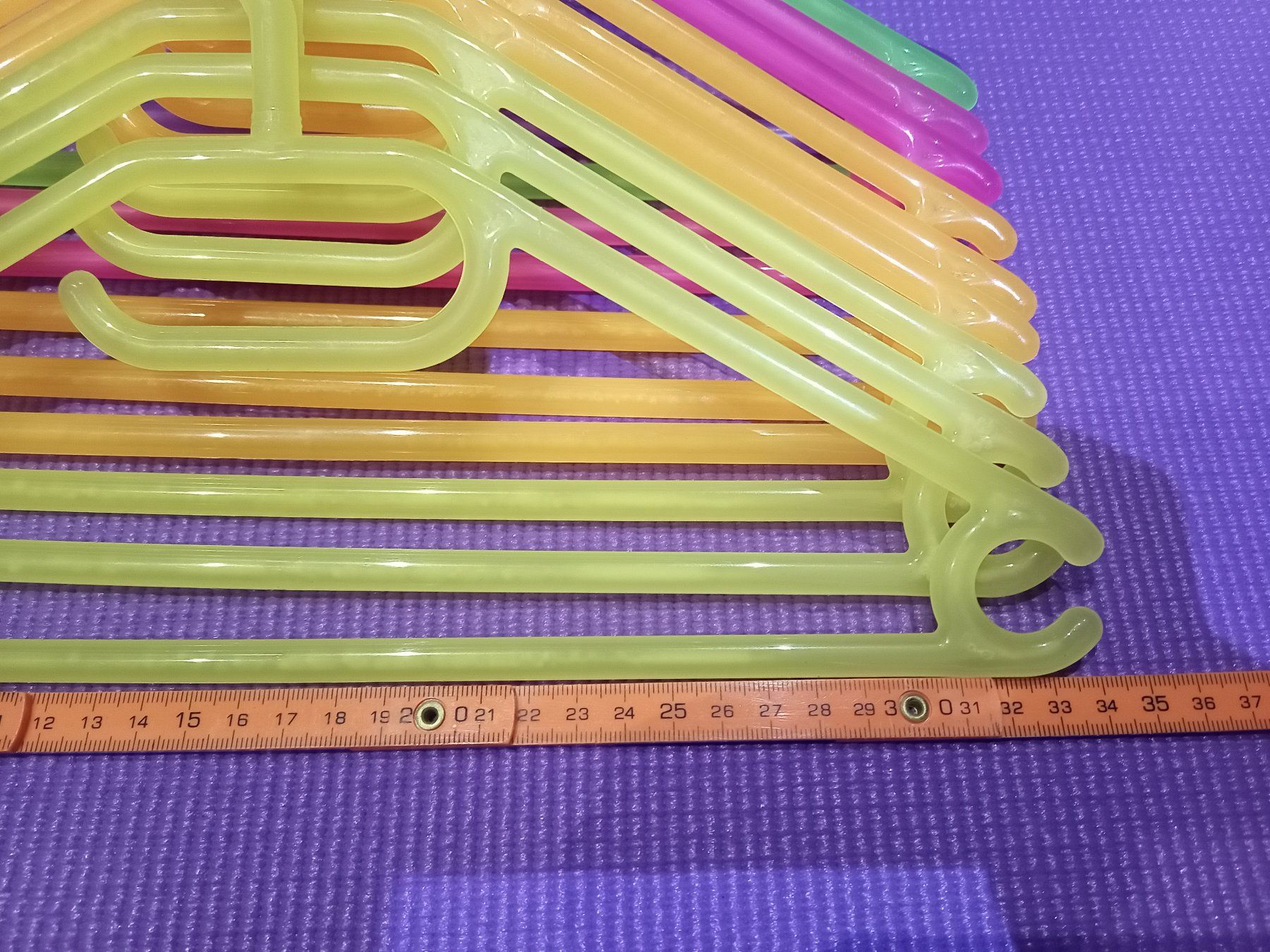 Appendiabiti: 10 Bunte Kinder Kleiderbügel – Usato da Intragna venduto da Imzadi01 1