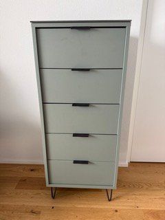 Cassettiere: Elegante Kommode in Mintgrau mit massgefertigter Glasplatte – Usato da Horgen venduto da florian.wiso
