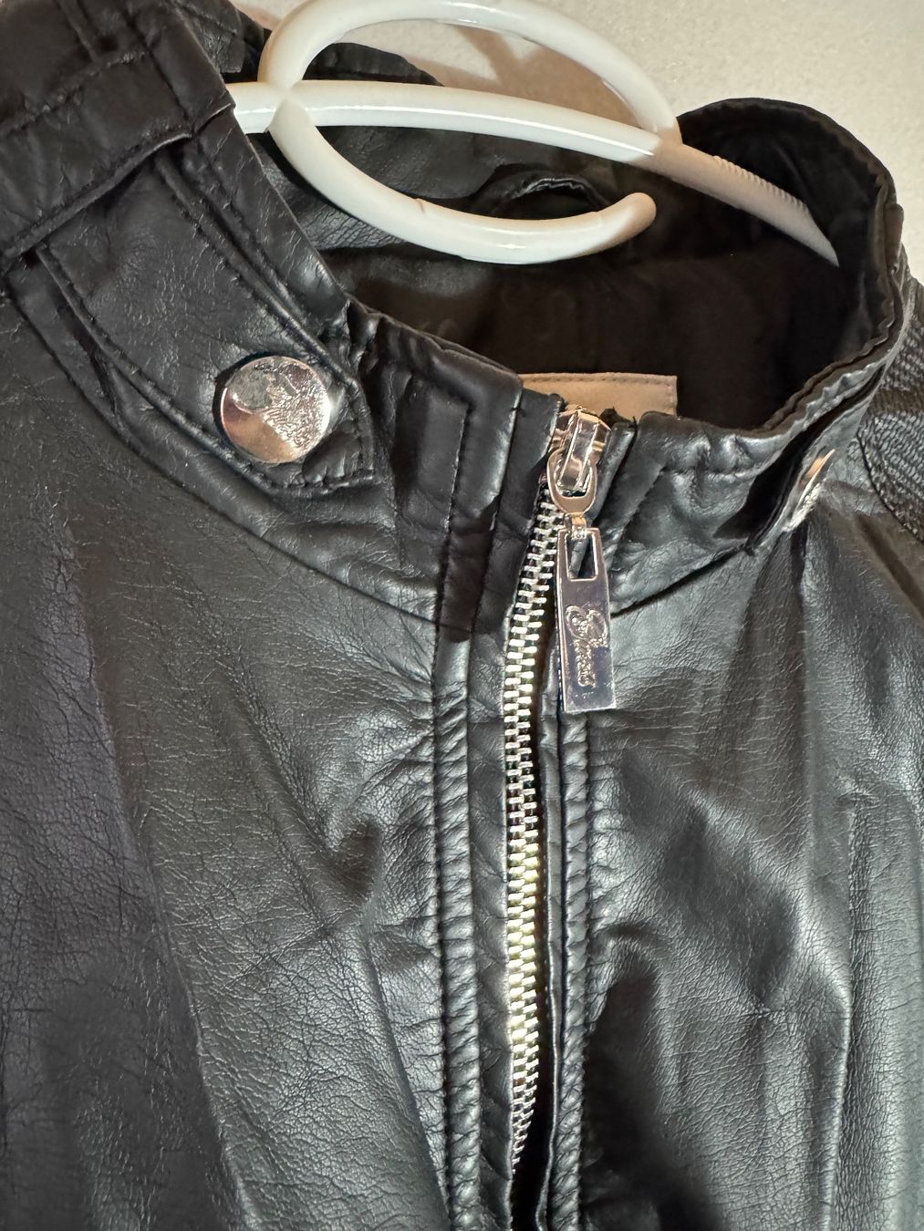 Guess Giacche: schwarze Kunstlederjacke von Guess Gr. L – Nuovo (secondo la descrizione) da Grosswangen venduto da second_hand_dress 4