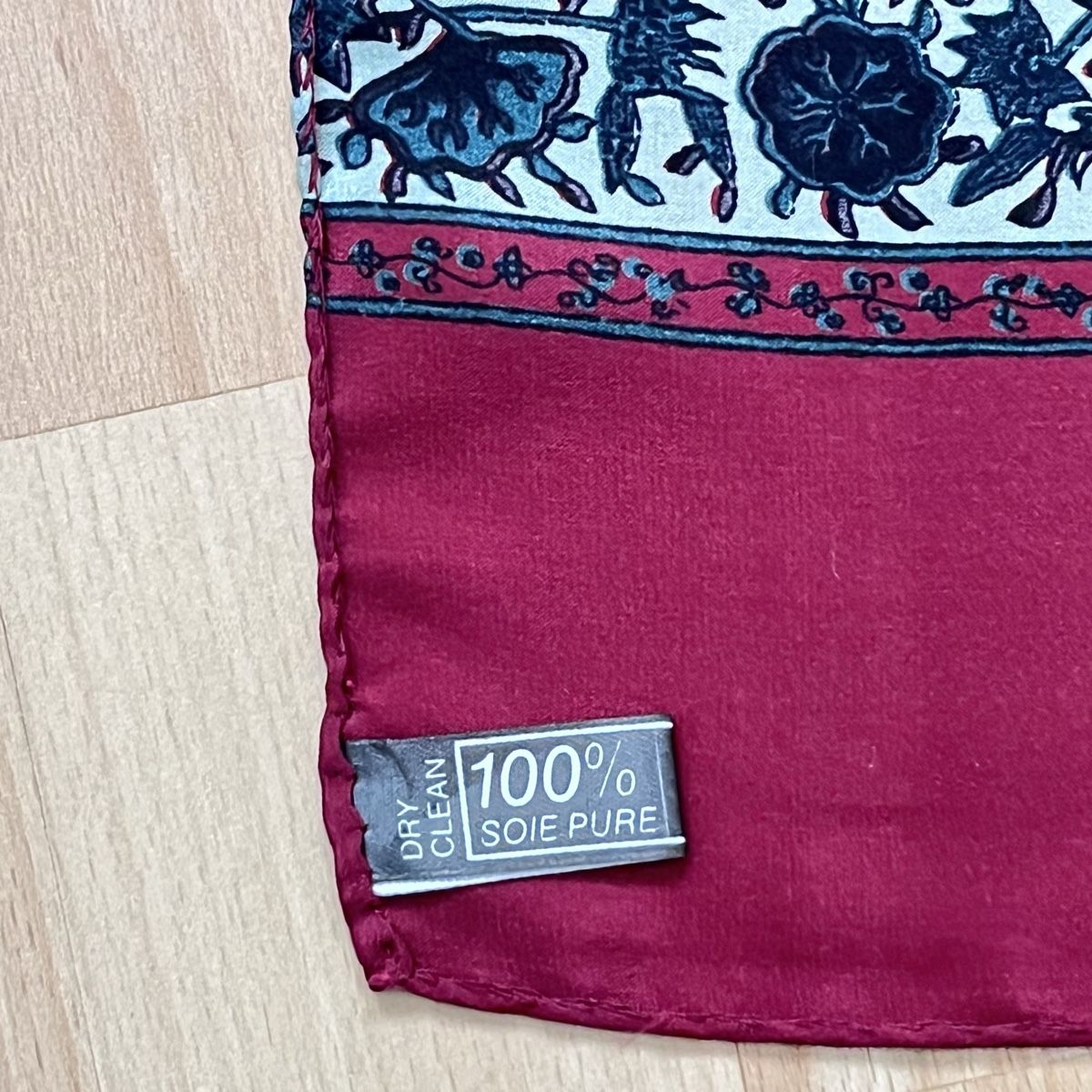 Foulards, Tücher & Schals: Foulard écharpe en soie vintage  – Neu (gemäss Beschreibung) aus Vuisternens-devant-Romont von ribouldog 1