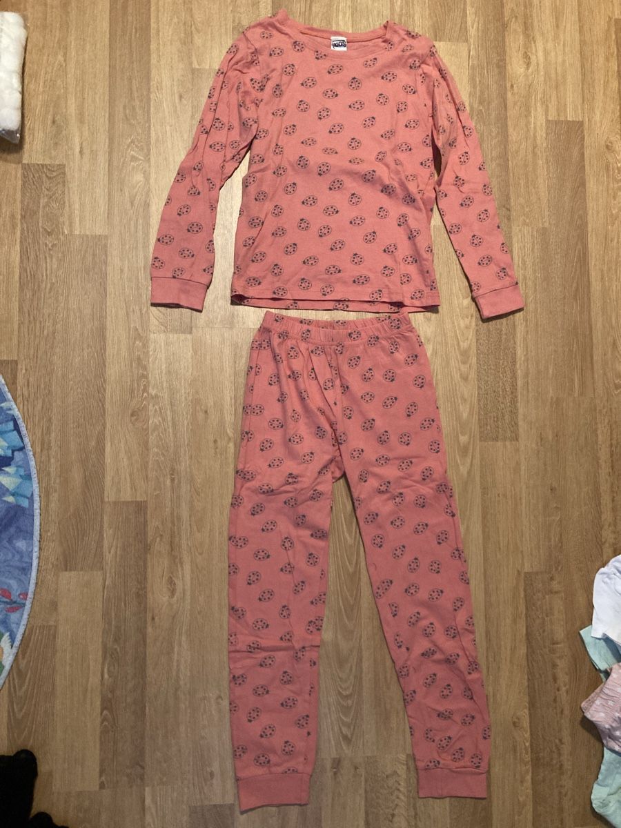 Pigiama & Simili: Mädchen Pyjama Marienkäfer Gr. 122-128 – Usato da Emmenbrücke venduto da JJ_89