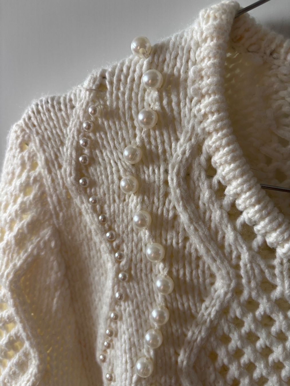 Guess Pullover & Sweatshirts: Guess Pullover Creme mit Perlen Grösse M gebraucht – Gebraucht aus Malters von lau_5nv2 2
