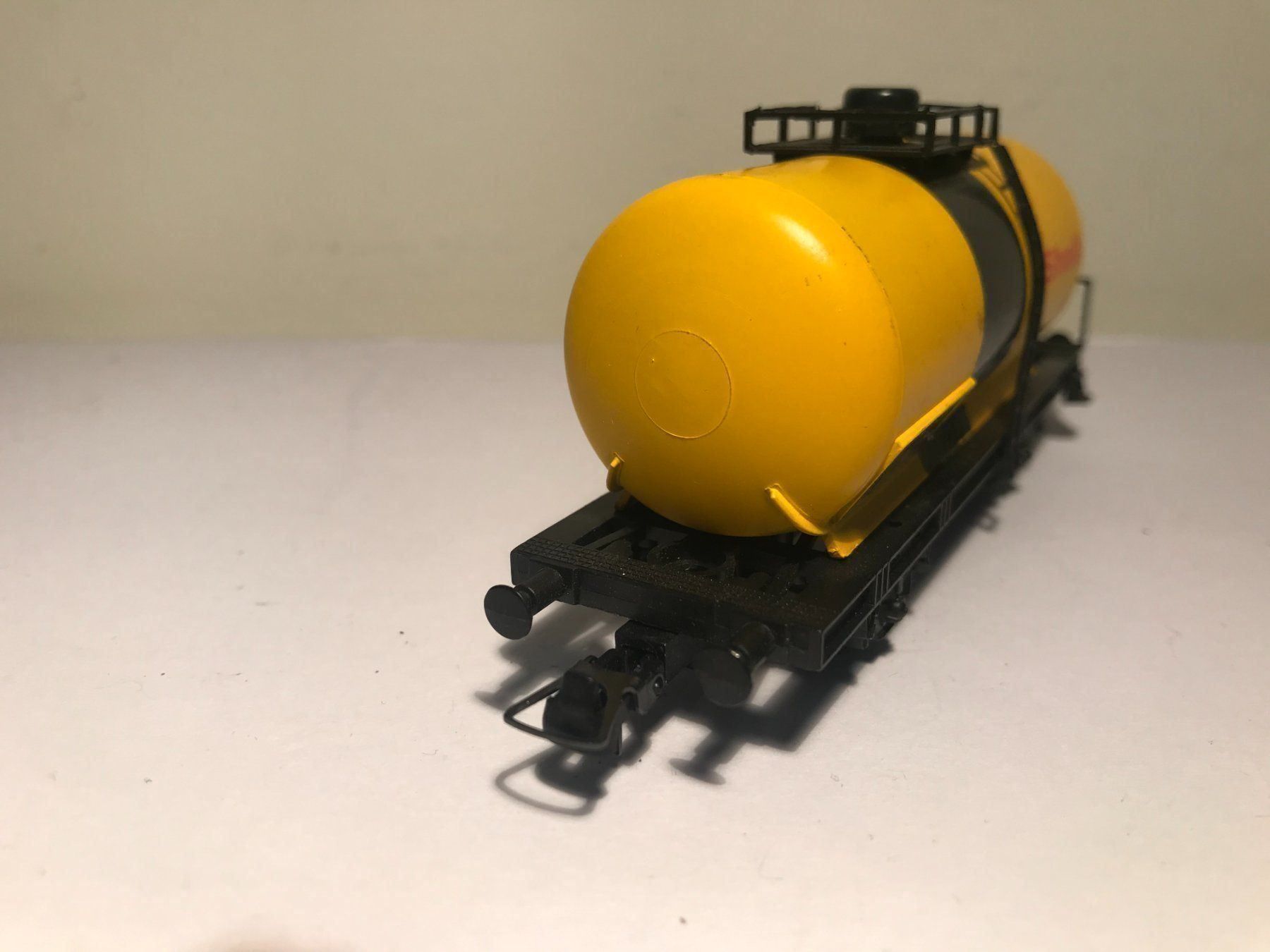 Lima Modelleisenbahnen: LIMA Schell Tankwagen 2713, DC Achsen – Gebraucht aus Buchrain von Modellbahn11 3
