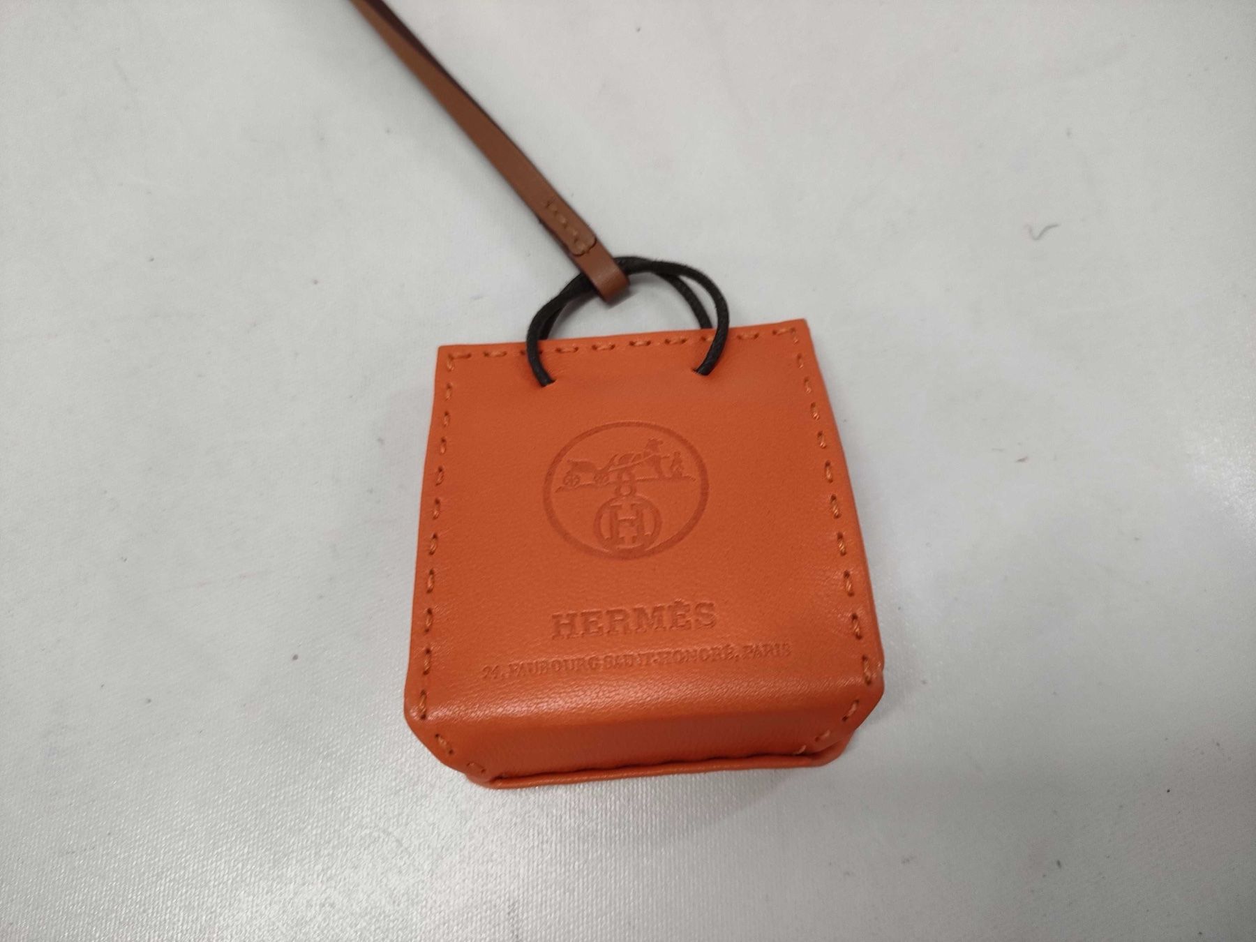 Hermès Schlüsselanhänger & - bänder: Hermes Sac Orange Bag Charm – Gebraucht aus St. Gallen von Love_Luxury