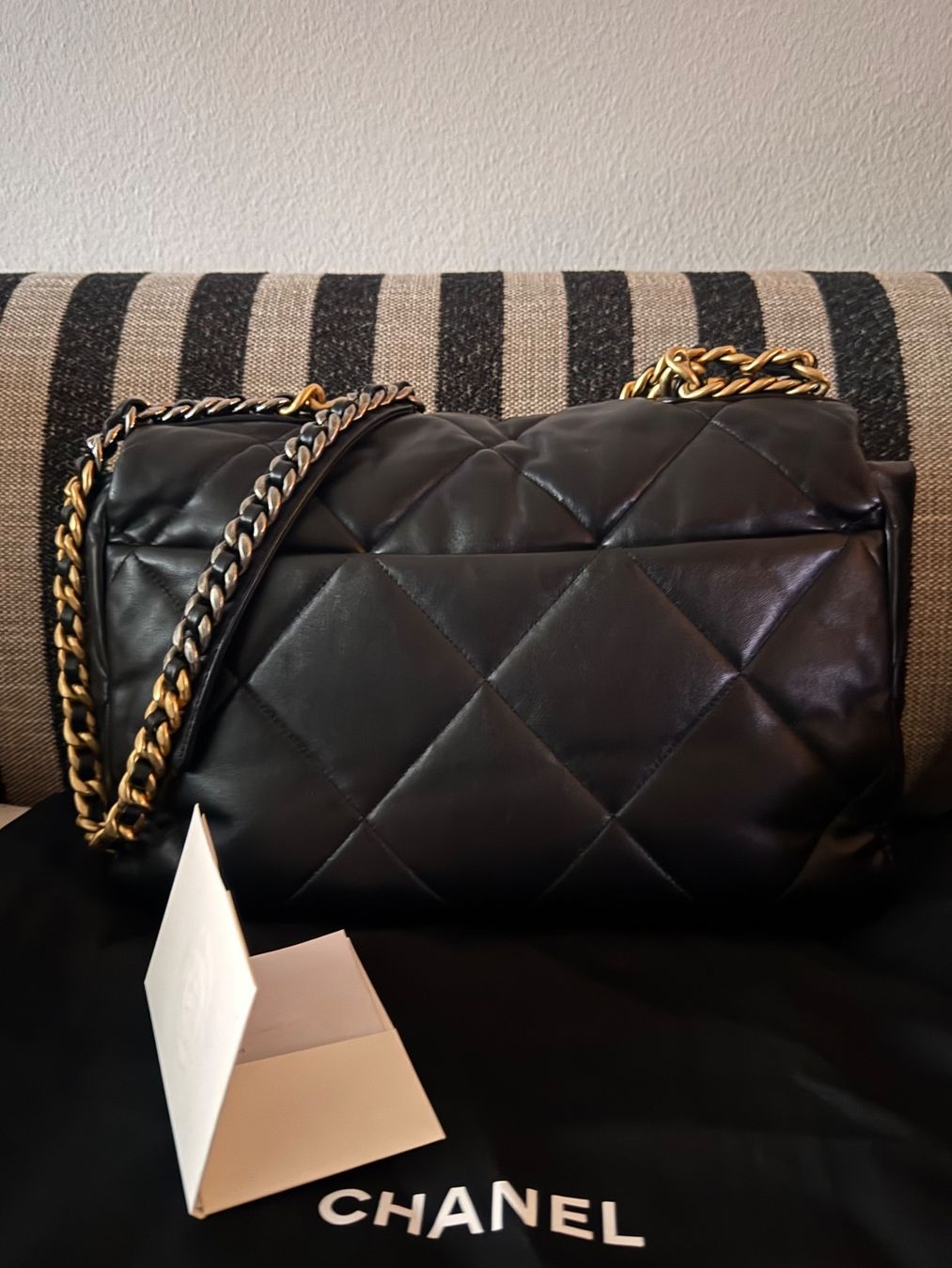 Chanel Borse: Chanel 19 Black Quilted Leather Maxi Flap Bag – Usato da Zürich venduto da NNK28 4