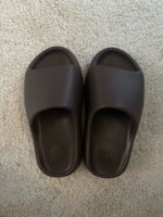 YEEZY ”Soot” slides