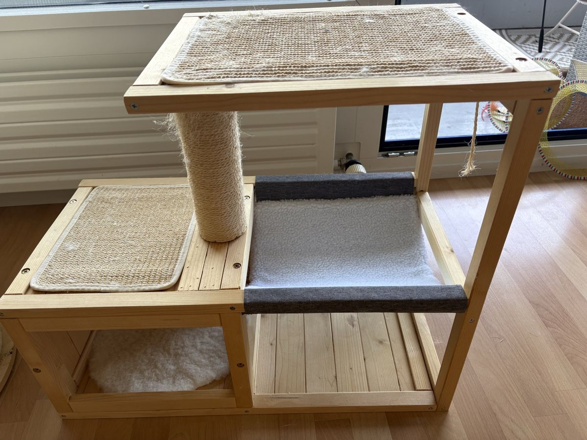 Katzenbaum - Kratzbaum: Katzenhäuschen – Gebraucht aus Schliern b. Köniz von Giulae
