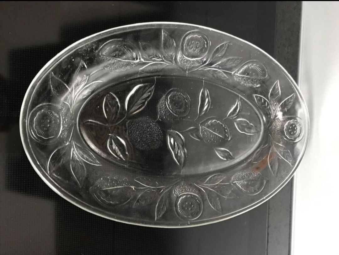 Servierplatten: OVALER SERVIERTELLER / TELLER / PLATTE AUS GLAS / KRISTALL. – Gebraucht aus Buchs AG von Cuescu 1