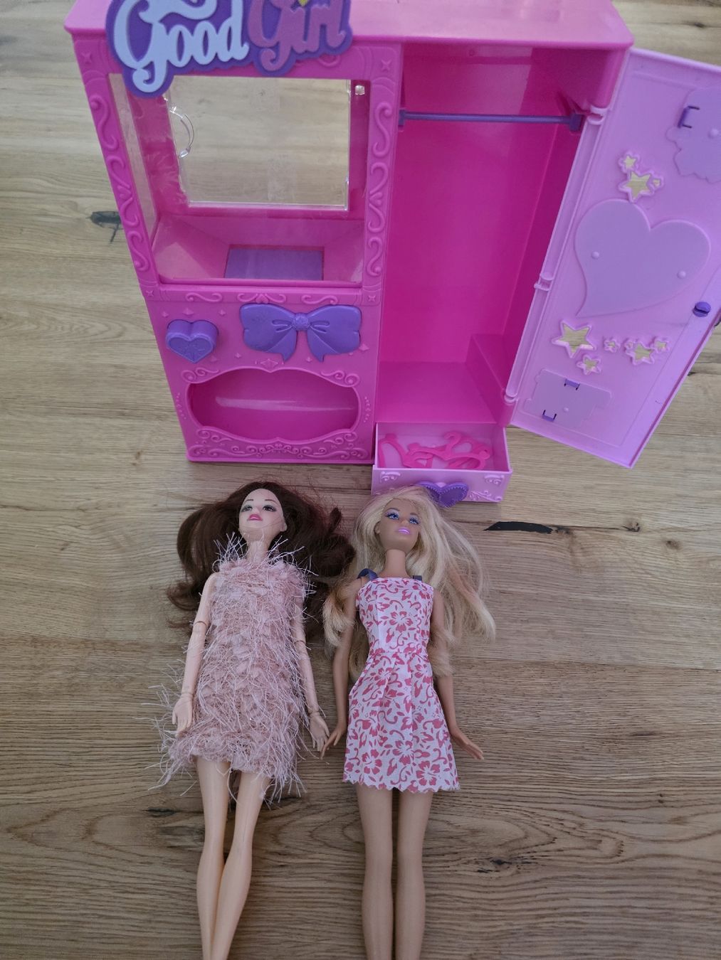 Giocattoli: Barbie Kleiderschrank mit 2 Barbie – Usato da Toffen venduto da ver_x68f 2