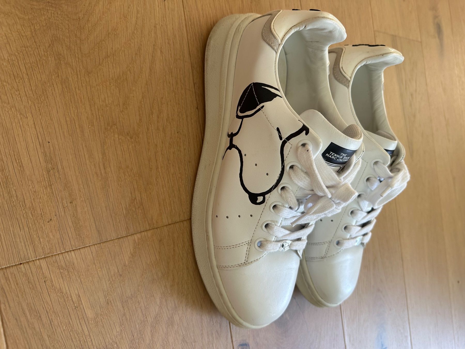Marc Jacobs Chaussures hommes: Baskets Marc Jacobs x Peanuts blanc cuir taille 44 – D'occasion à La Rippe par ulr_f8v6