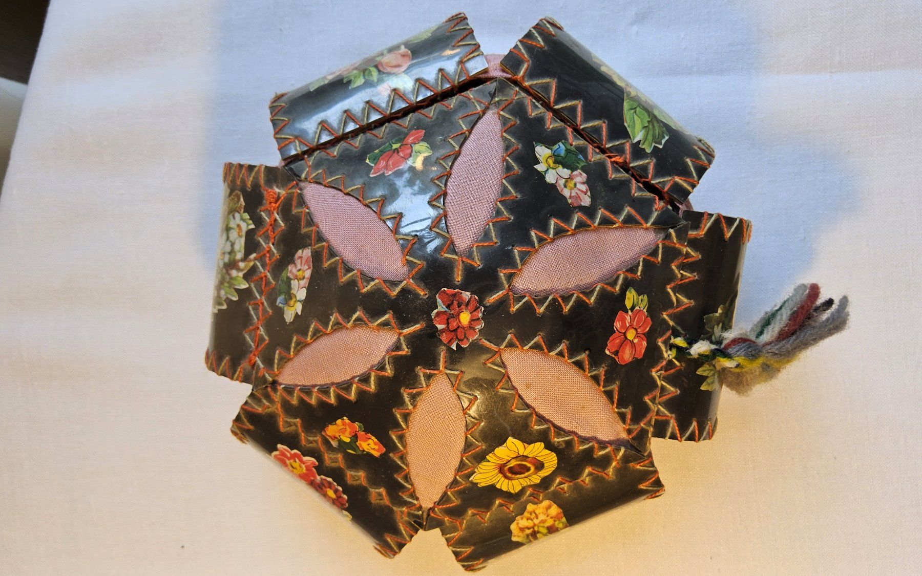 Barattoli: Antike Schatulle mit Blumenmuster, Handarbeit, ca. 1930-40 – Usato da Zürich venduto da philpip 2