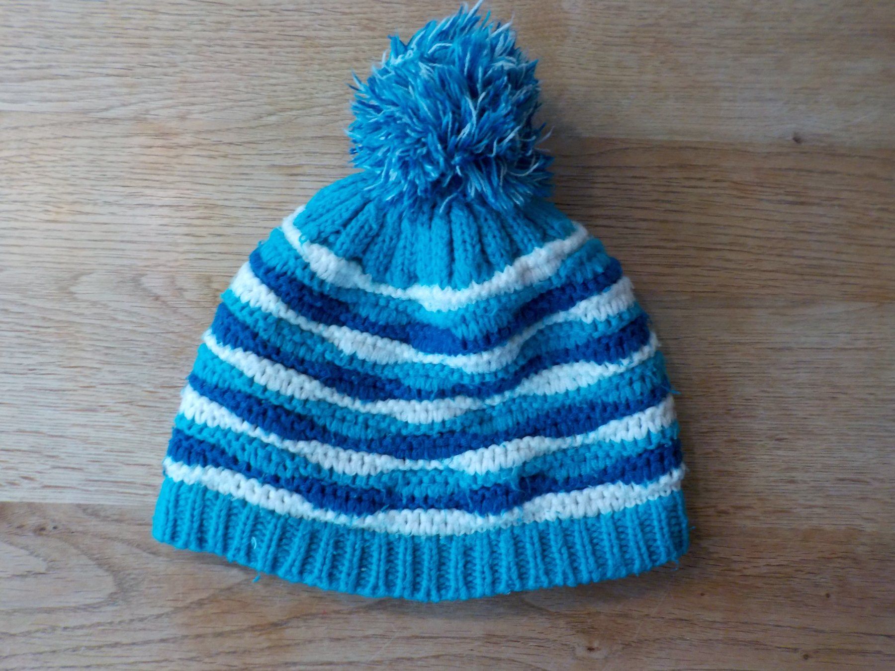 Kleiderpakete: Kleiderpaket Wintermützen/Schal 4teilig – Gebraucht aus Zürich von piervier4 2