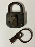 Antikes Vorhängeschloss mit Schlüssel