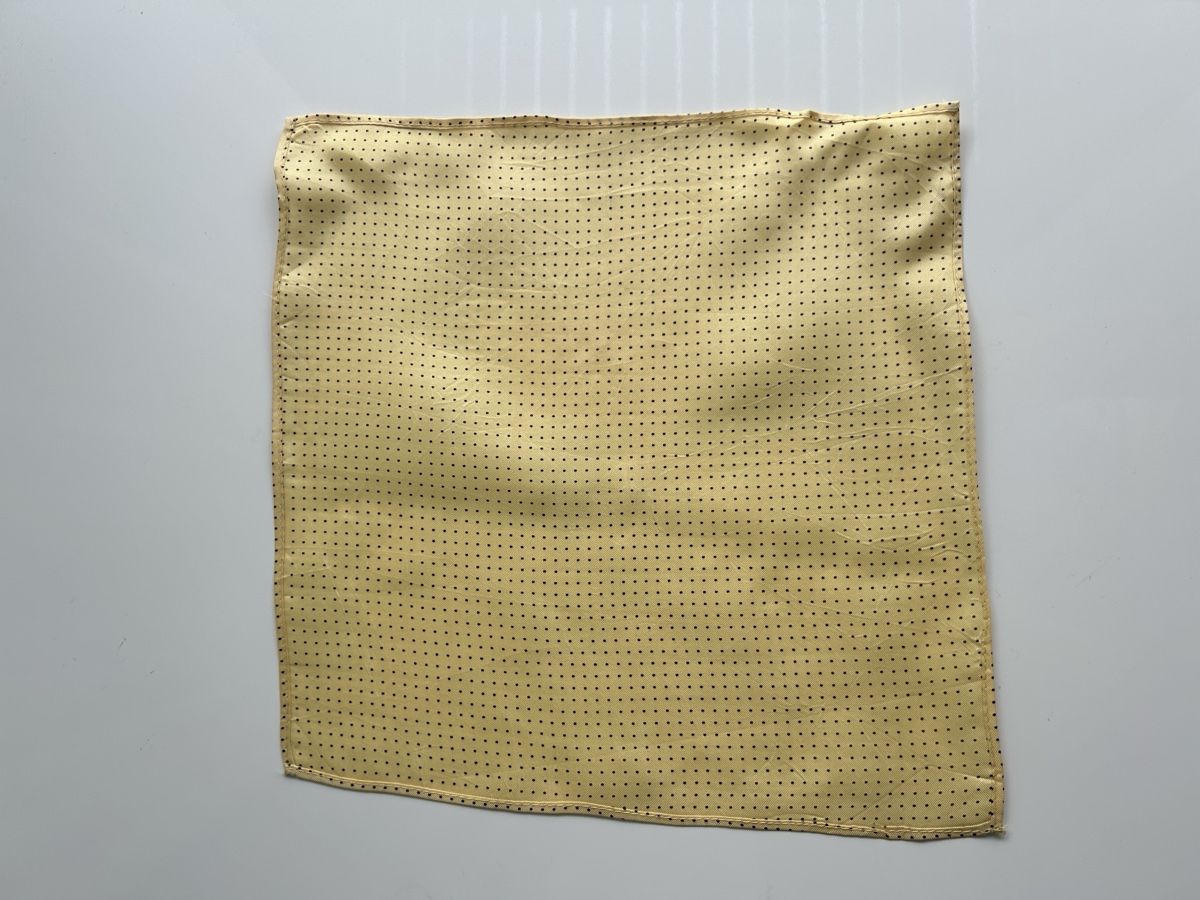 Foulards, Tücher & Schals: Pocket Square Polka Dot Yellow Silk Good Condition – Neu (gemäss Beschreibung) aus Saland von ele_vc96