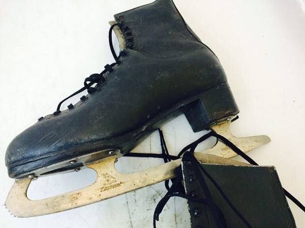 Pattini da ghiaccio: Schlittschuhe schwarzes Leder/ Holz ! – Usato da Brügg BE venduto da rutschimedizin 2