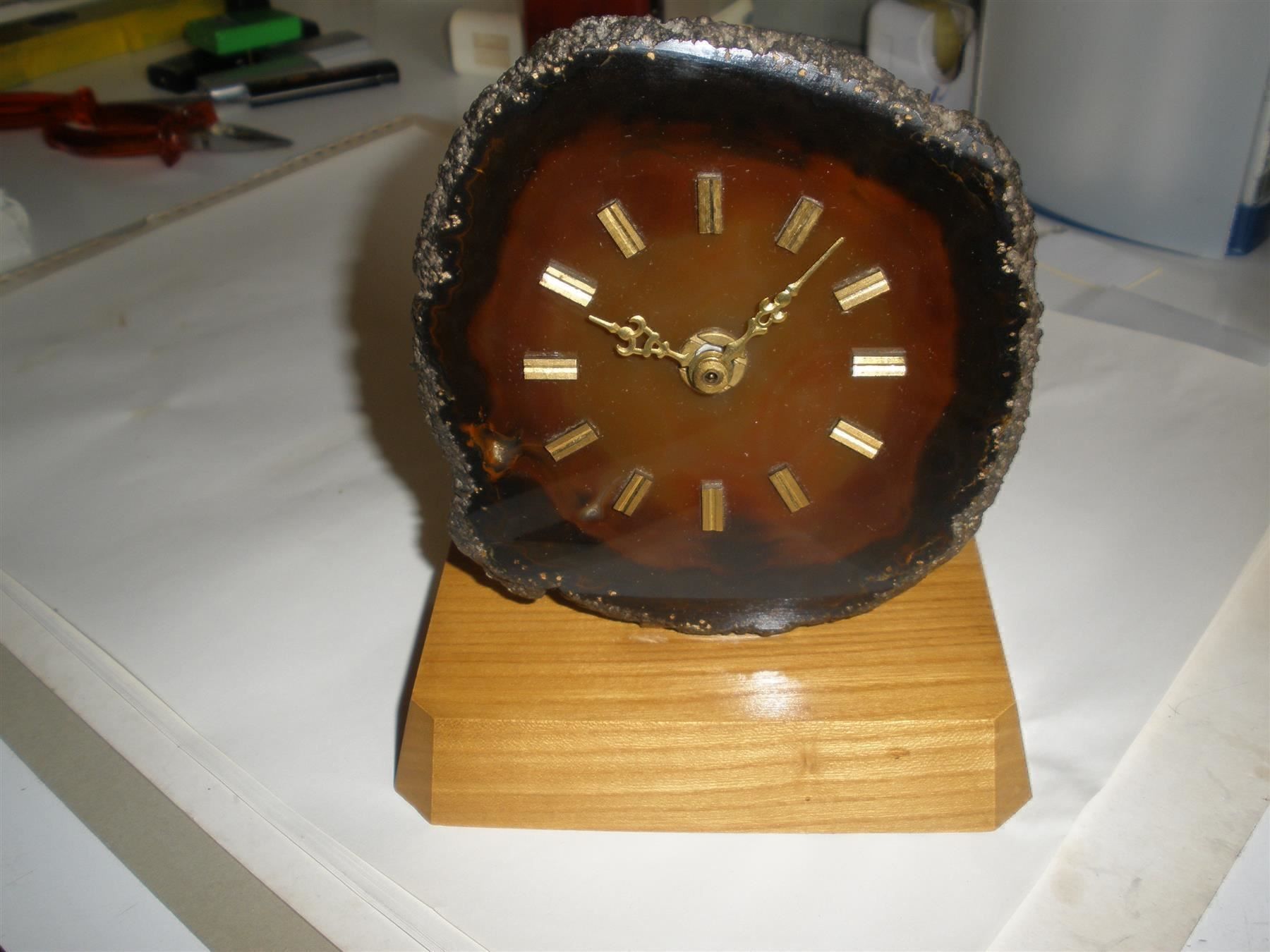 Mineralien & Heilsteine: Achatscheibe mit Uhr,16cmhoch,13cm breit – Gebraucht aus Buchs SG von Tigeradler