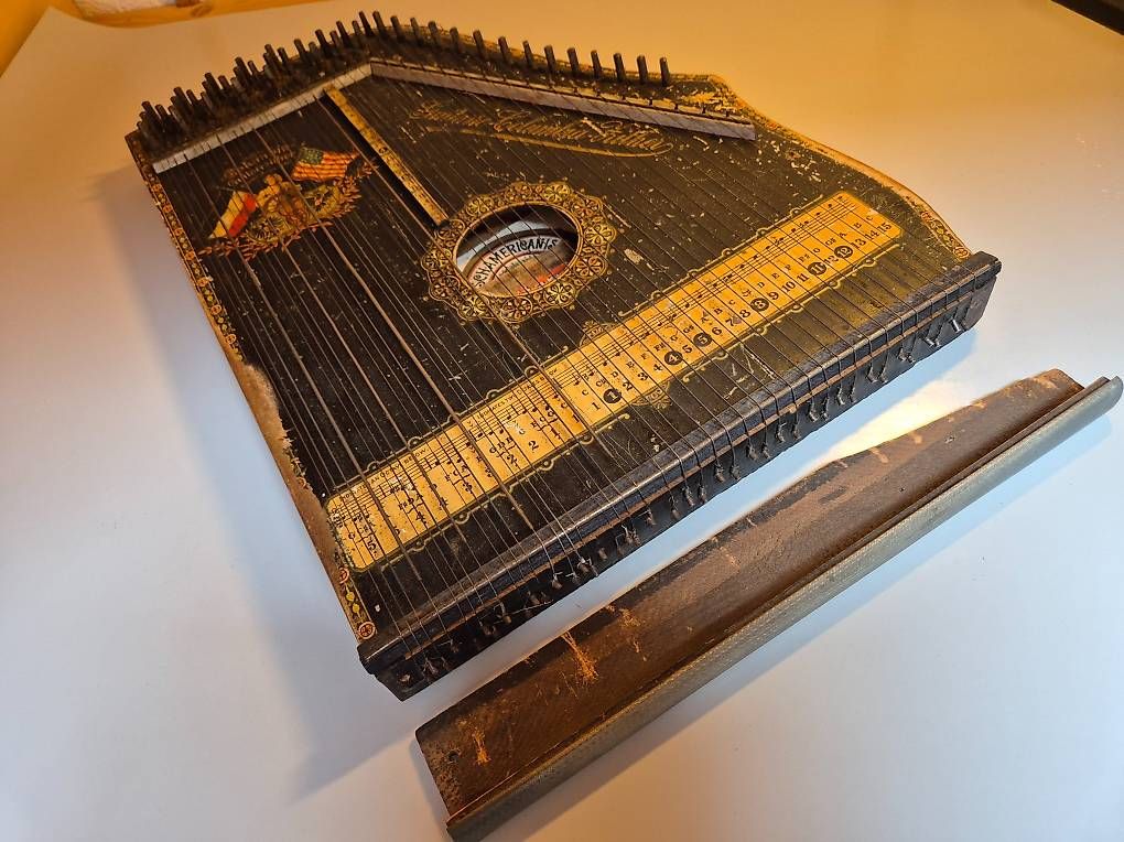 Strumenti musicali: Instrument cithare Columbia – Usato da La Tour-de-Peilz venduto da Polymax 1