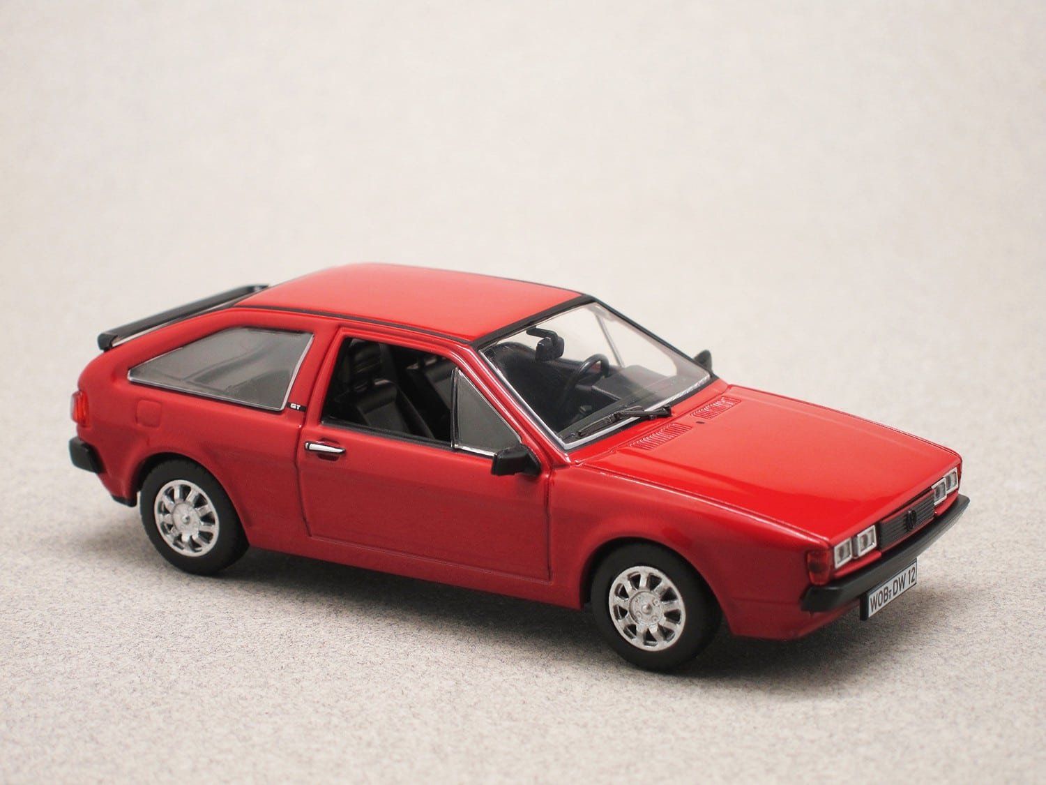 Volkswagen Modellini d'auto: VW Scirocco II Phase I 1981-1982 rot / schwarz      1:43 – Nuovo e nell'imballaggio originale da Gerlafingen venduto da espero88 2