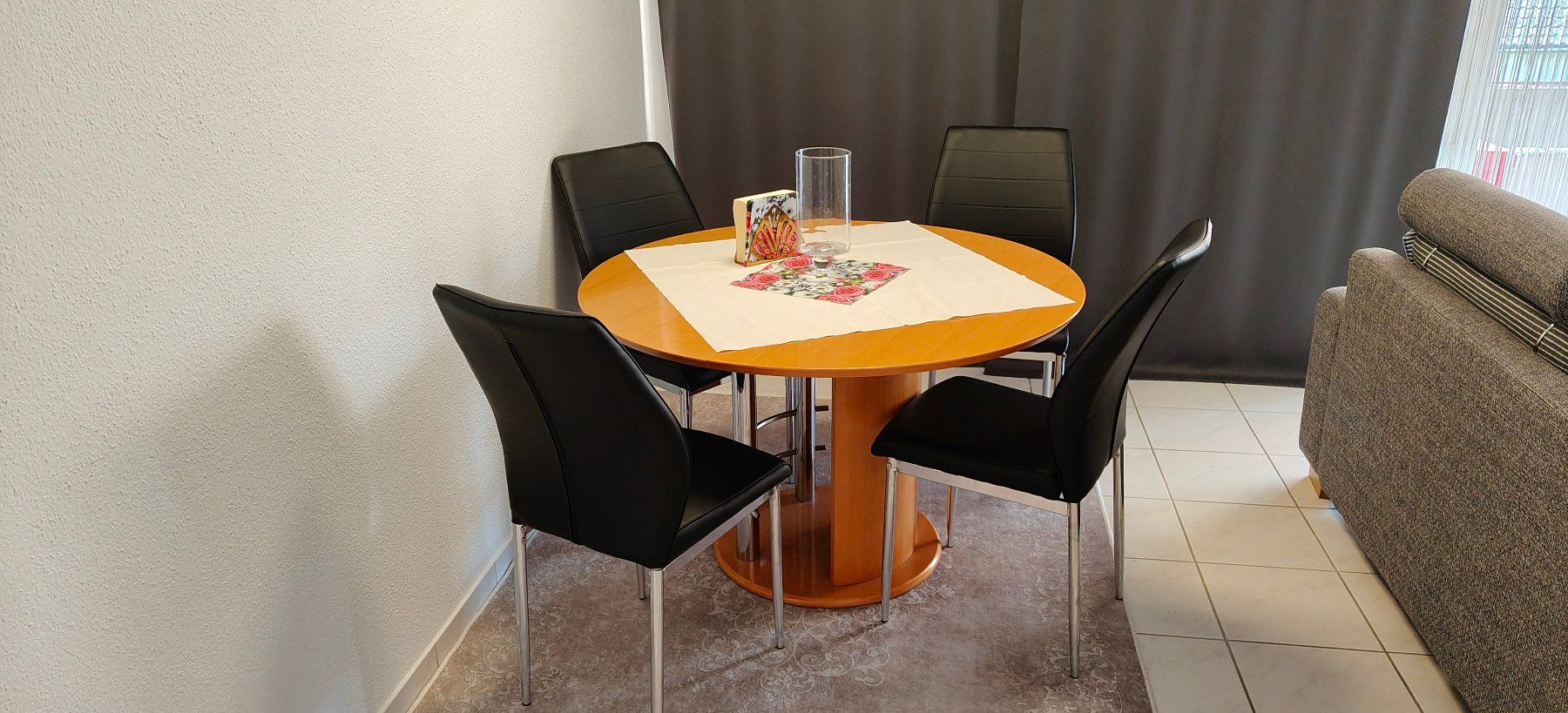 Tische: Tisch rund mit Stühlen – Gebraucht aus Safenwil von Pluess1000 1