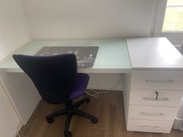 Schreibtisch mit Schubladenelement und Stuhl lila weiss