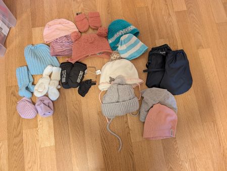 Baby Mützen und Fäustlinge inkl Regenfüsslinge guter Zustand