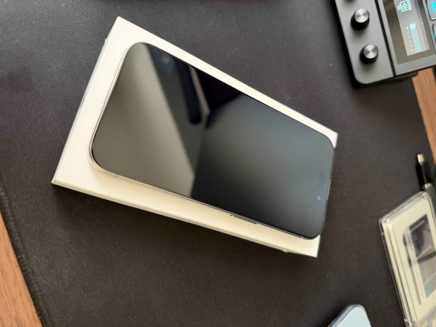 Apple Handys / Smartphones: Iphone 15 pro 256Gb Titane Naturel – Neu (gemäss Beschreibung) aus Genève von ale_c8ld 1