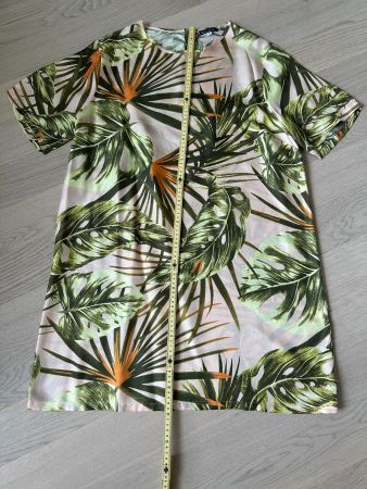 Sommerliches Kleid mit Blätterprint, aus Seide
