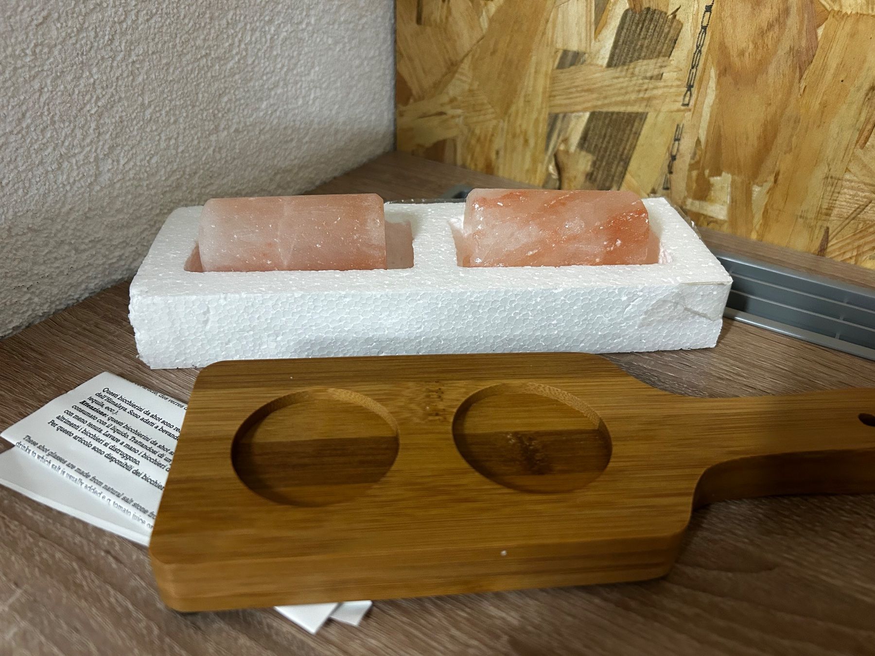 Bicchieri: Shotgläser aus echtem Salzstein mit Holztablett – Nuovo (secondo la descrizione) da Allschwil venduto da GrenzWert