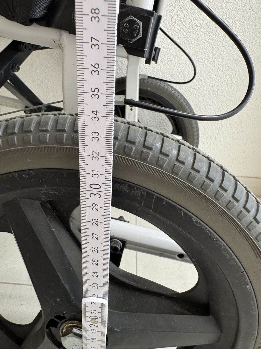 Sedie a rotelle: Rollstuhl SOMA leicht gebraucht Sitzbreite 40cm – Usato da Birsfelden venduto da inf_l2yy 6