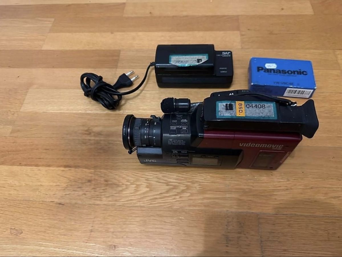 JVC Caméscopes: JVC Camcorder VHS-C – D'occasion à Zürich par Program. 2