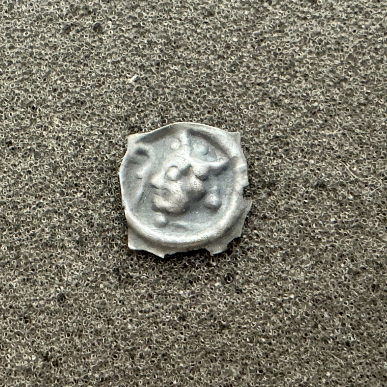 Tutti le monete: Vierzipfliger Pfennig Bistum Basel 1335 - 1365 – Usato da Reitnau venduto da tb-muenzen