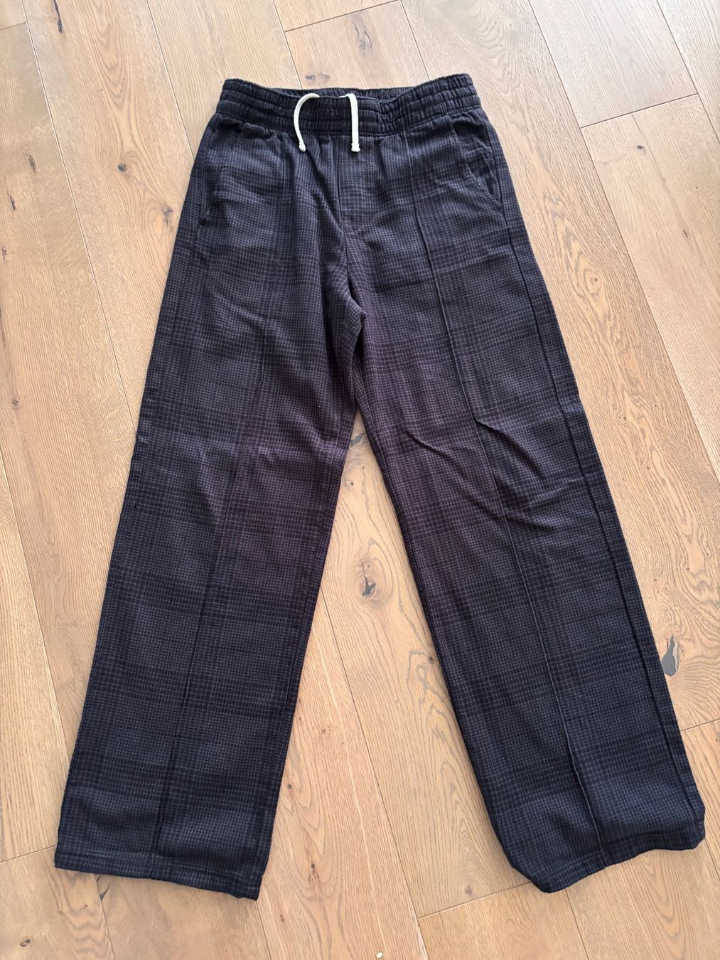 Weekday Pantaloni: Schwarz Karierte baggy Stoffhose – Usato da Trübbach venduto da Nico.Broder