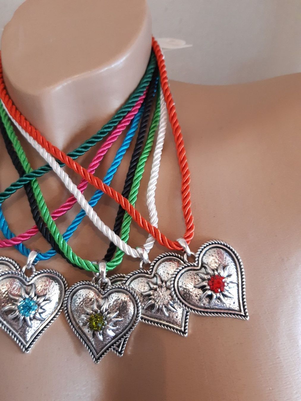 Ketten: Dirndl Herzanhänger Kette - div. Farben – Gebraucht aus Ibach von chaemilochhobbygarte 3