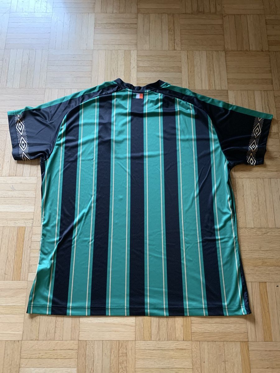 Umbro Canottiere & Pantaloni: Fussballtrikot the Black Forge Gr. XXL – Usato da Jona venduto da Siestaaa 2