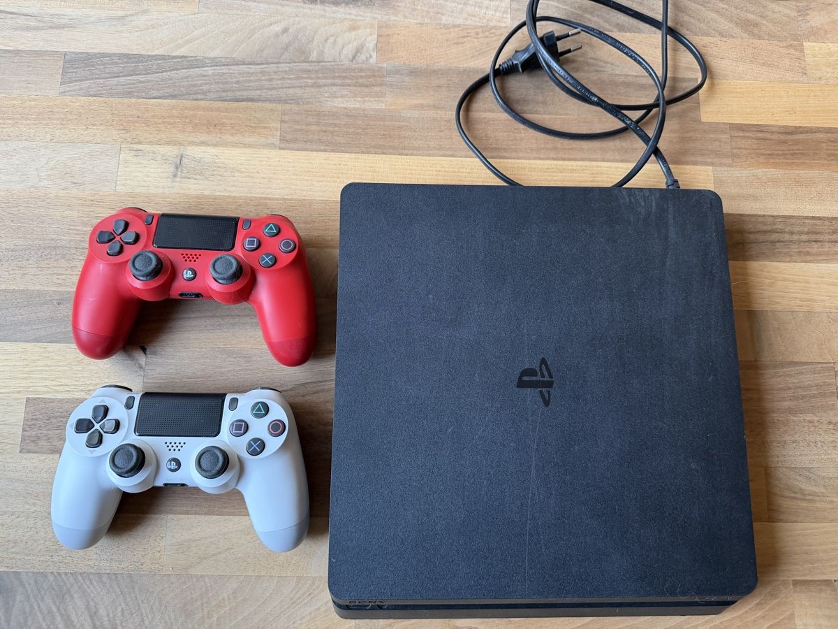 Sony Konsolen: PlayStation 4 mit zwei Controller  – Gebraucht aus Bubendorf von mclayton