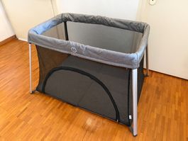 Lit parapluie bébé gris clair, parfait pour les vacances!