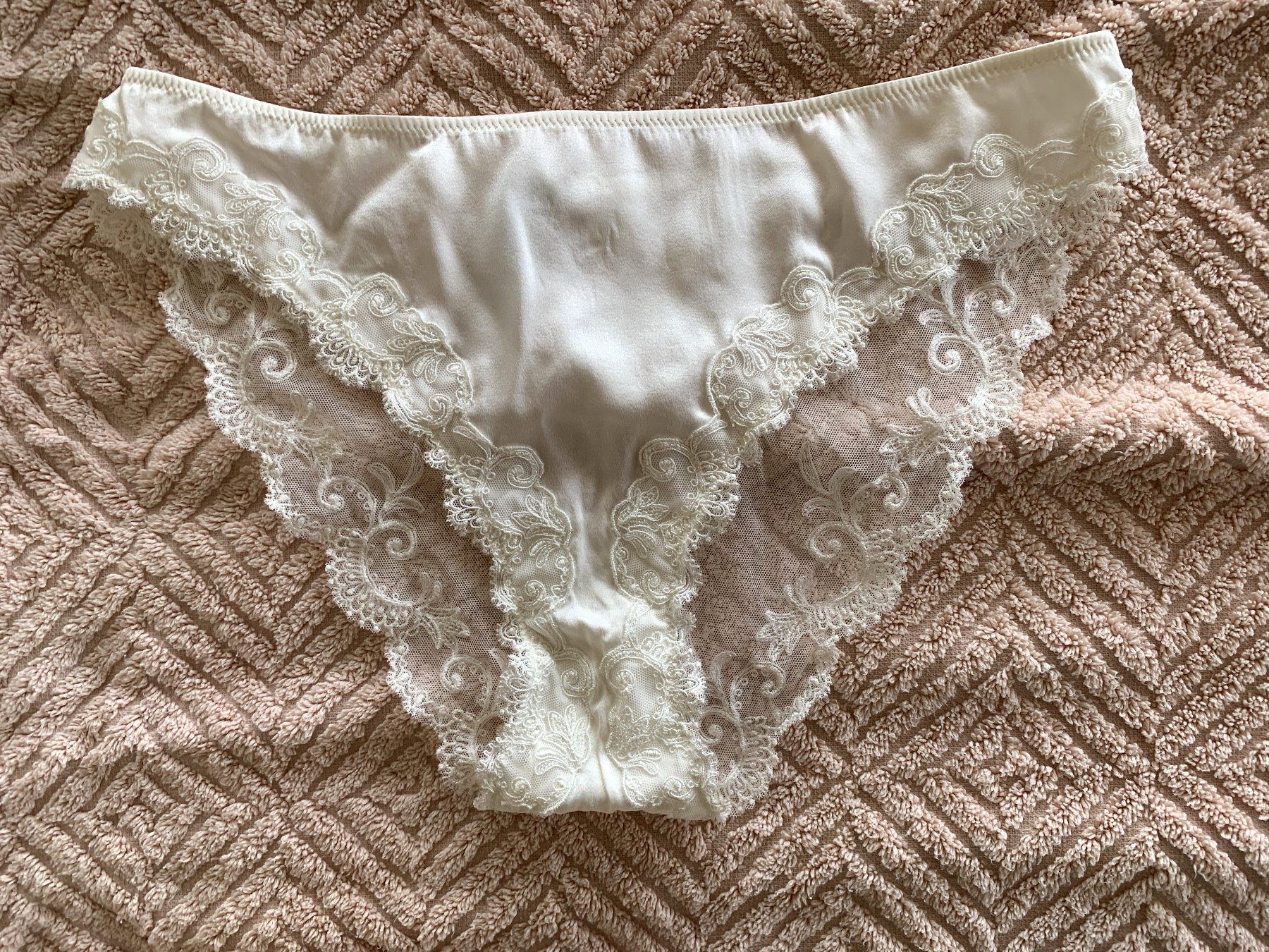 Lise Charmel Altra biancheria intima: LUXUS-BH-SET SEIDE/SPITZEN VON LISE CHARMEL – Nuovo e nell'imballaggio originale da Starrkirch-Wil venduto da Evelyne222 1