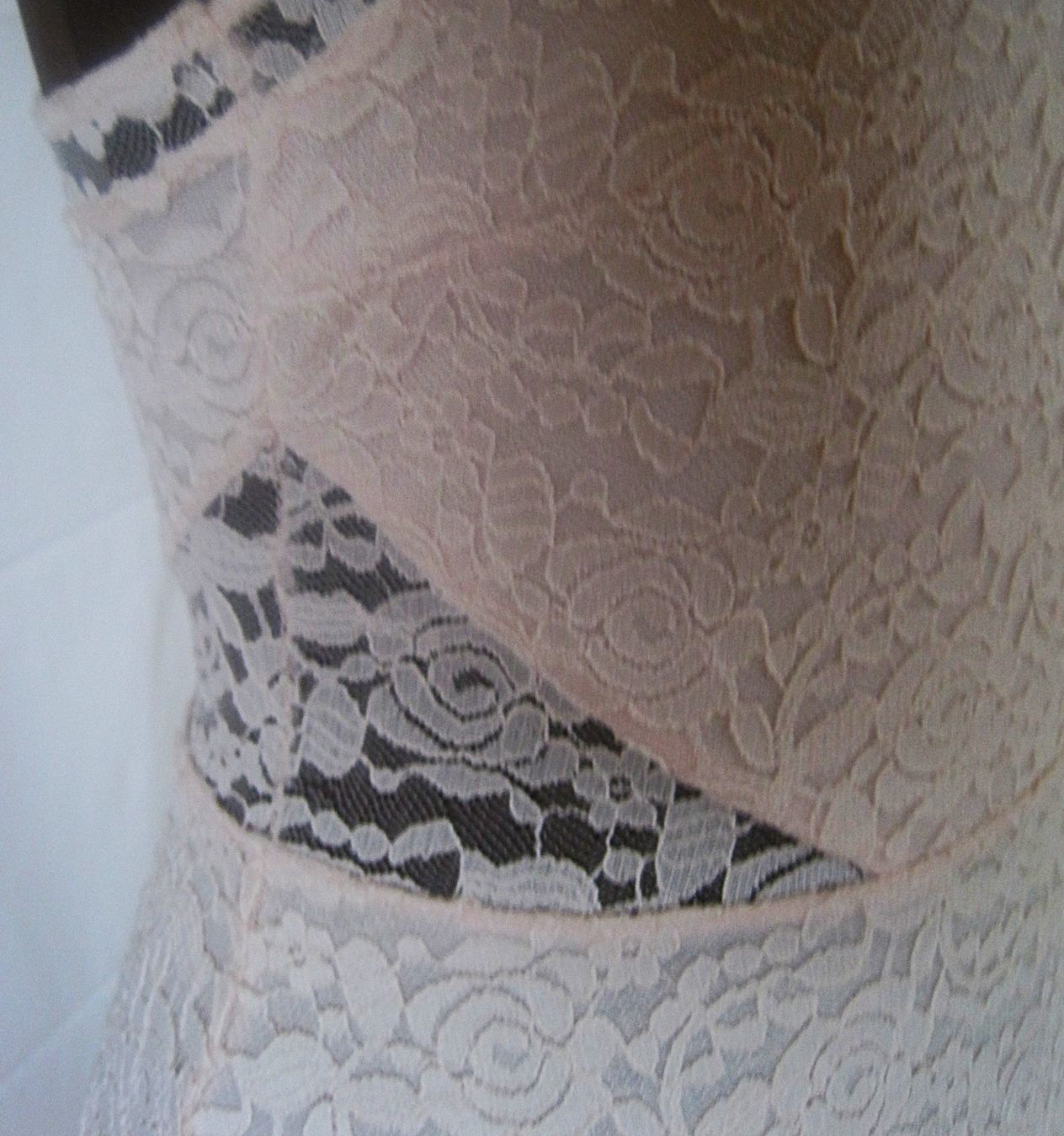 Kleider: Elegantes Spitzenkleid hellrosa mit Racerback & Reissverschl – Gebraucht aus Rickenbach Sulz von Sodeli23 4
