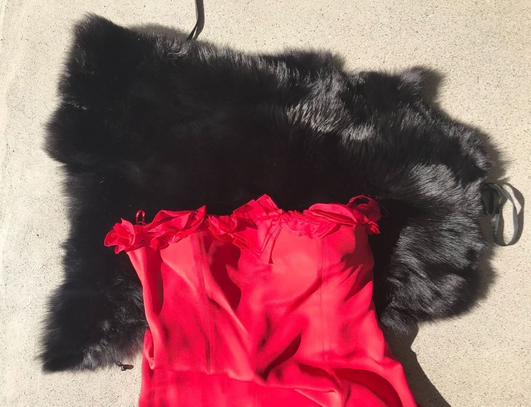 Valentino Vestiti: Rotes Valentino Kleid mit Nerzstola, machen Sie ein Angebot – Usato da Richterswil venduto da Solemare47Nicole