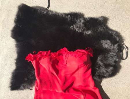 Rotes Valentino Kleid mit Nerzstola, machen Sie ein Angebot