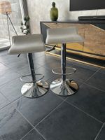 2 tabourets de bar design gris clair en excellent état 49...