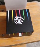 Uhrenbox schwarz mit farbigen Streifen gebraucht