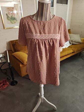 Damen Bluse rosa mit Lochstickerei und Spitzen