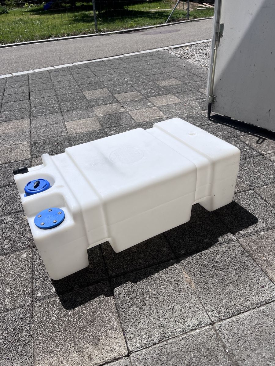 Abbeveratoi e trogoli: Wassertank ungebraucht  45liter  – Nuovo e nell'imballaggio originale da Scherzingen venduto da Husabergli