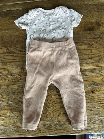 Baby Strampler und Hose mit Blumenmuster Rosa Grösse 62