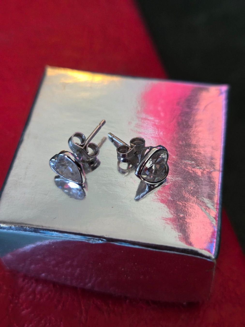 Ohrringe & -stecker: Silber Ohrstecker Herzform mit Steinchen – Gebraucht aus Emmen von GrabandGo 1