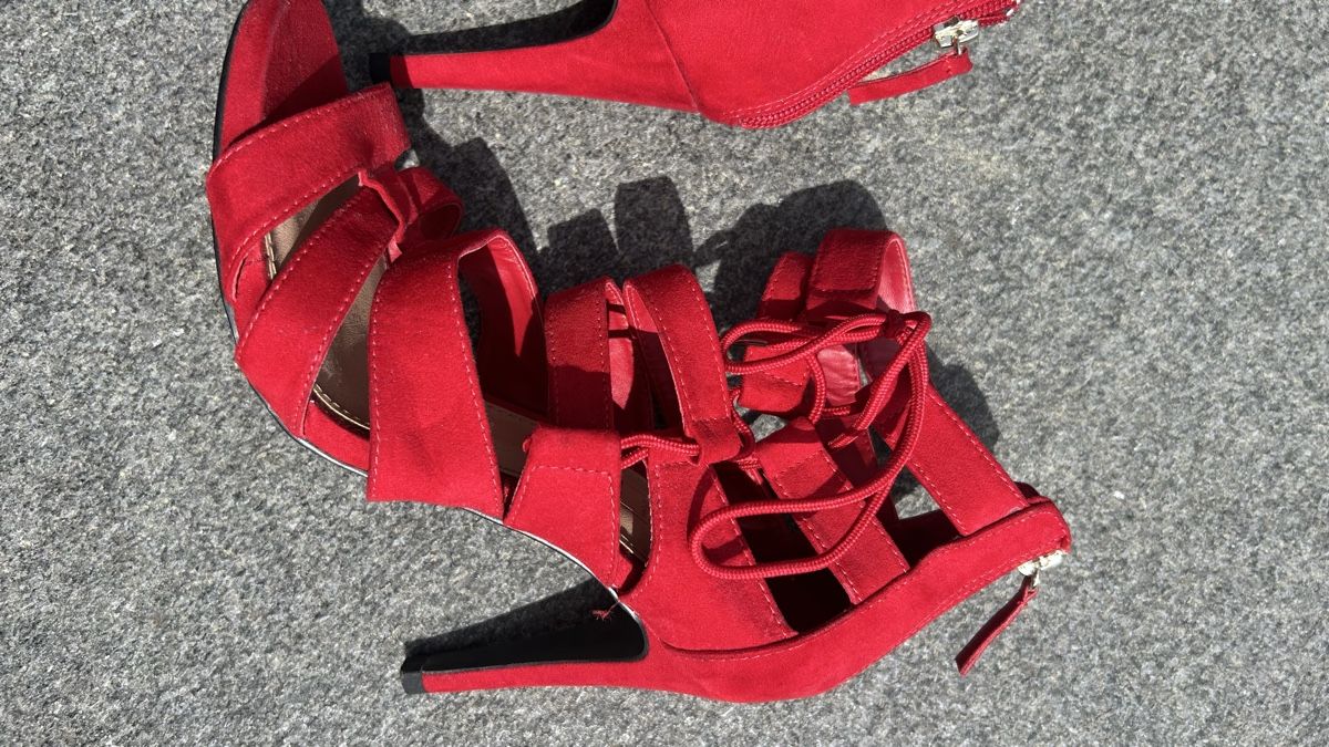 Bershka Damenschuhe: Rote Bershka High Heels, Gr. 39, Wildlederoptik, Rot – Gebraucht aus Frenkendorf von ana_h7dx 2