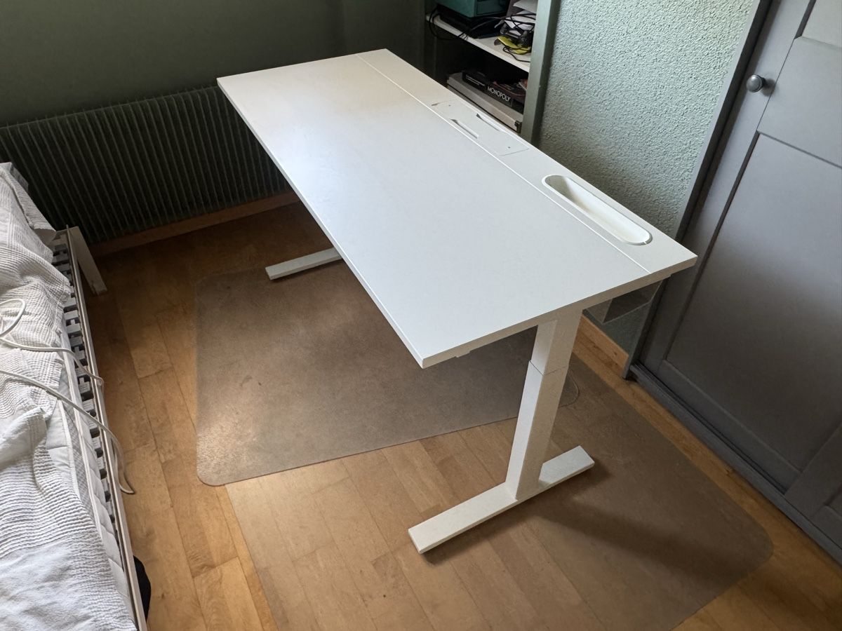 Ikea Bureaux: Schreibtisch Ikea Mittzon – D'occasion à Stallikon par Trouba73