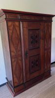Antiker Schrank mit Bemalung, mittelgross